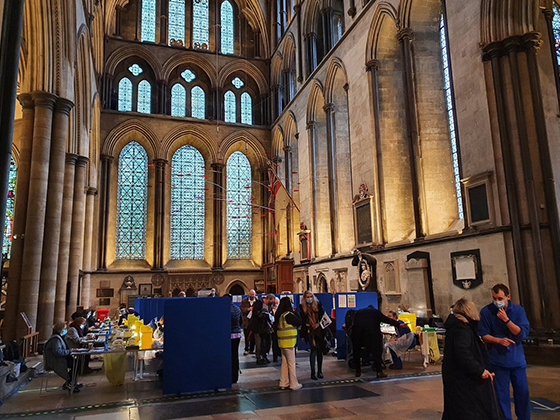 Вакцинация англичан в Солсберийском соборе проходит под органную музыку